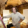 Séverin Krön bei der Vorbereitung seiner ersten Ausstellung als Leiter der Galerie Porcia