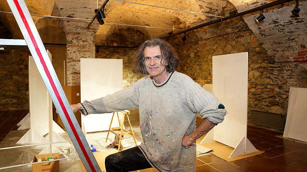 Séverin Krön bei der Vorbereitung seiner ersten Ausstellung als Leiter der Galerie Porcia