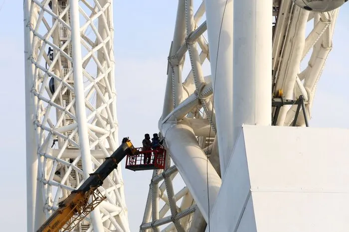 Die Besonderheit ist, dass das Riesenrad ohne Stützträger in der Mitte auskommt.