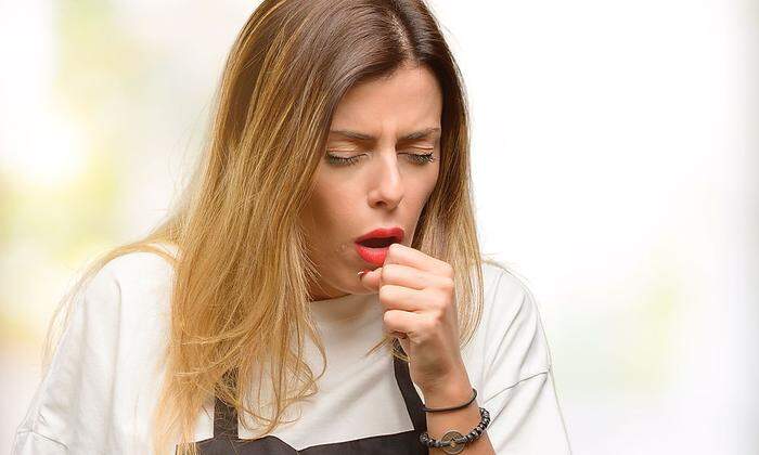 Keuchhusten oder Pertussis ist extrem ansteckend und wird von Erkrankten beim Husten, Niesen bzw. über die Atemluft (Tröpfcheninfektion) verbreitet