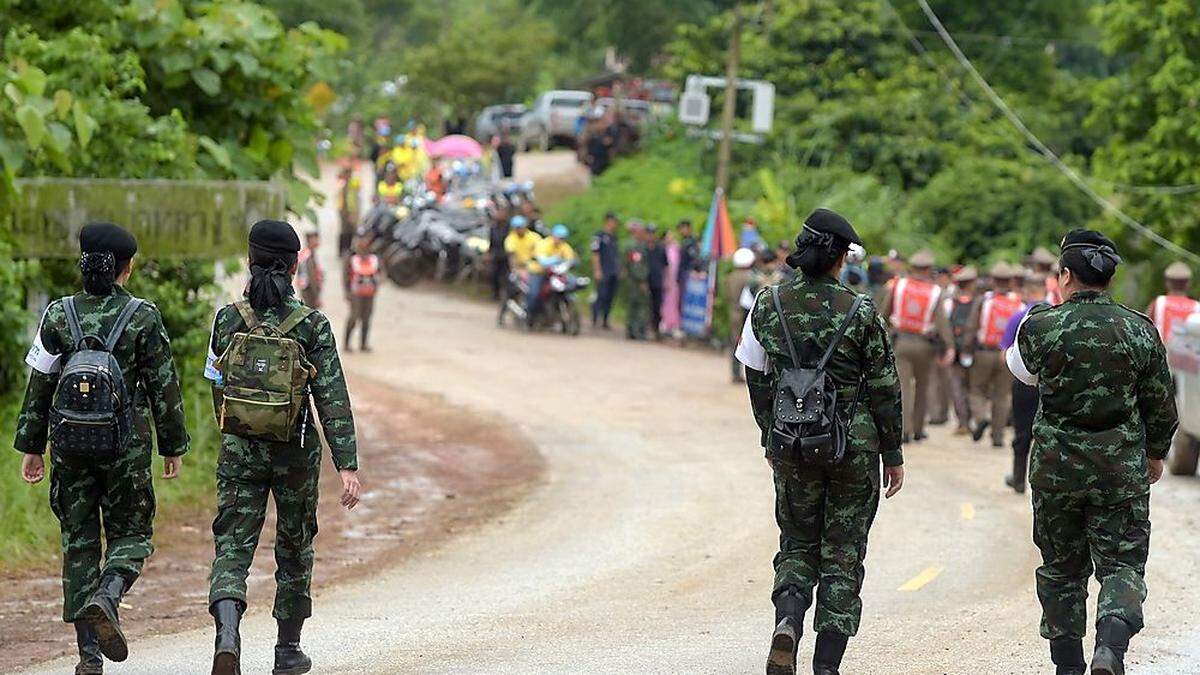 Bereit für die Fortsetzung der Mission: Einsatzkräfte vor dem Camp