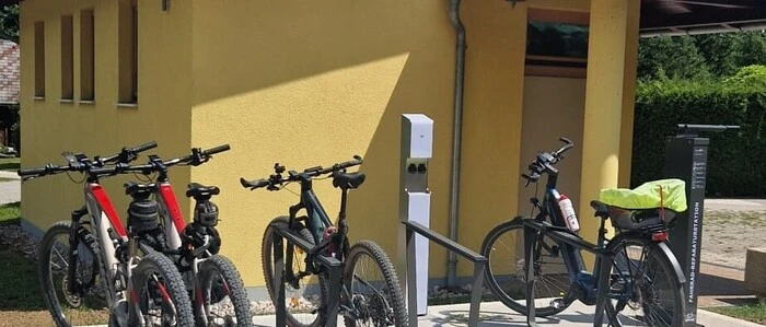 Eine der ersten Radservicestationen wurde auf dem Parkplatz des Wildensteiner Wasserfalls in der Gemeinde Gallizien errichtet
