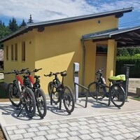 Eine der ersten Radservicestationen wurde auf dem Parkplatz des Wildensteiner Wasserfalls in der Gemeinde Gallizien errichtet