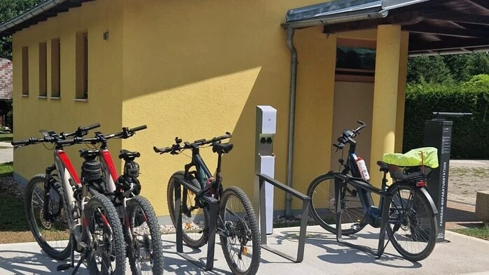 Eine der ersten Radservicestationen wurde auf dem Parkplatz des Wildensteiner Wasserfalls in der Gemeinde Gallizien errichtet