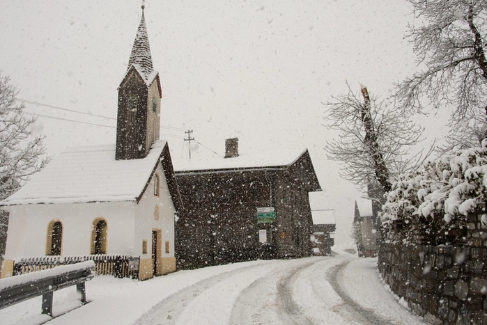 Schneefahrbahn im Lesachtal, sogar in der Osttiroler Bezirkshauptstadt Lienz gab es am Sonntagmorgen Schneeregen.