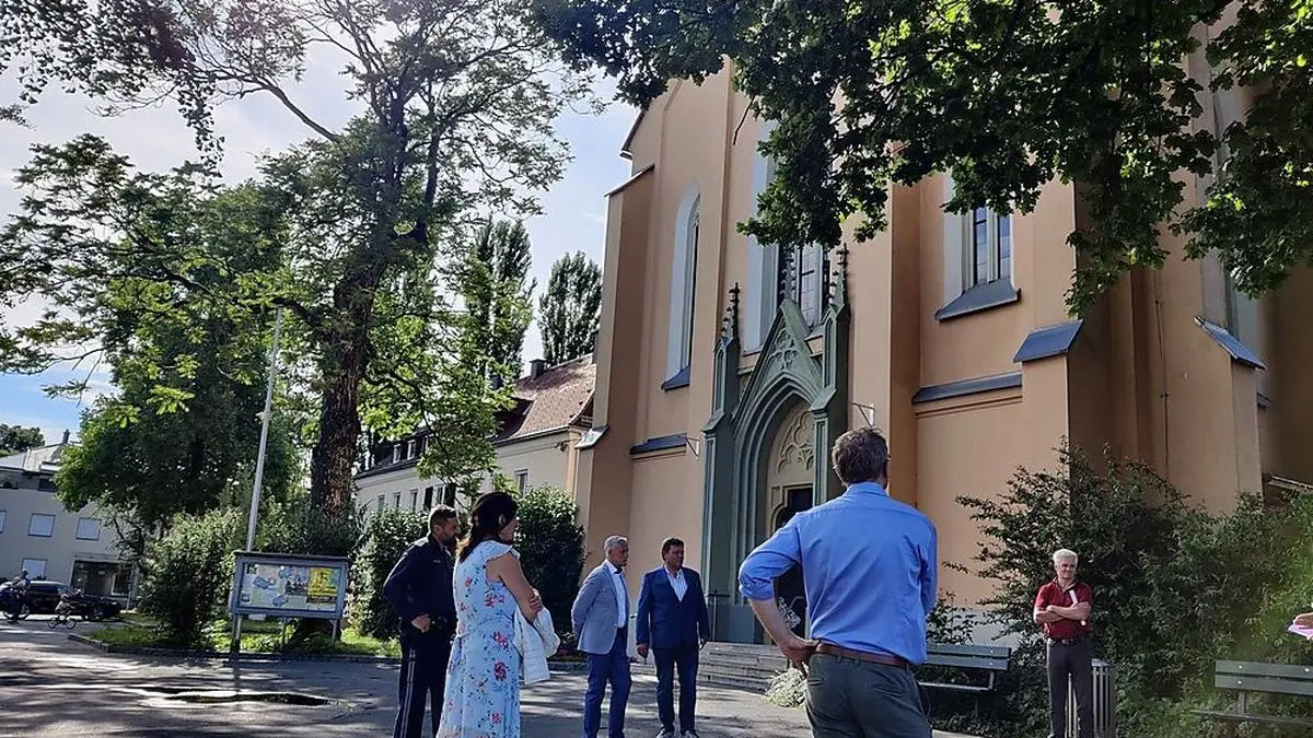 Vor der Johanneskirche führten Anrainer mit Vertreter der Polizei und Politik ein Gespräch über Lärmbelästigung im Lendhafen