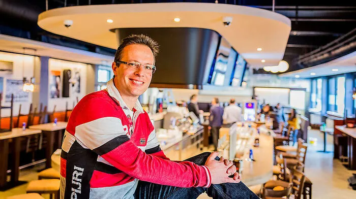 „Frankie’s“-Chef Martin Widrich mit Blick auf das Prunkstück der Bar, die Theke 