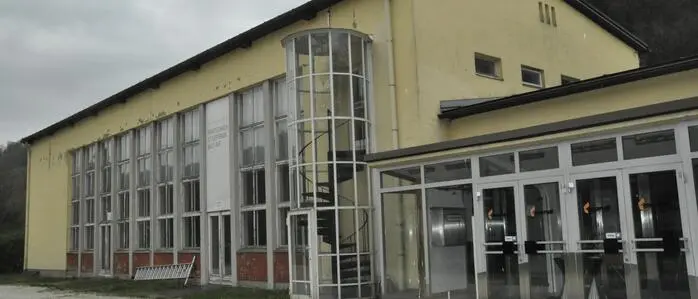 Ein altes Gebäude von dem der Putz herunter bröckelt