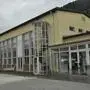 Ein altes Gebäude von dem der Putz herunterbröckelt 