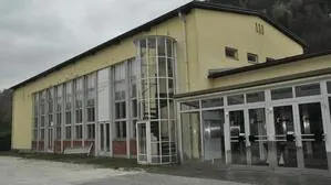 Ein altes Gebäude von dem der Putz herunter bröckelt