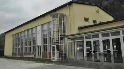 Ein altes Gebäude von dem der Putz herunter bröckelt