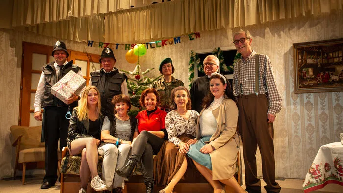 Die Theatergruppe "Vorhang Auf", unter der Spielleitung von Roswitha Burböck und Gabi Knittelfelder, spielten das Stück "Eine schöne Bescherung" von Anthony Neilson im Dorfhof Markt Hartmannsdorf.