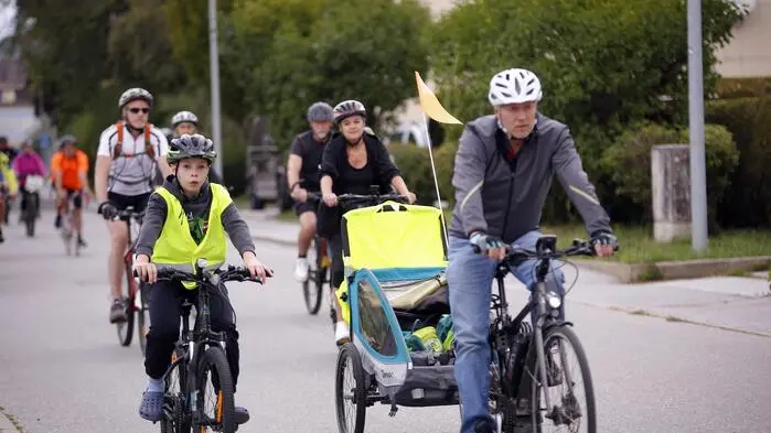 Rund 200 Radlerinnen und Radler starteten beim JUFA Hotel Weiz am vergangenen Sonntag auf eine Tour quer durch die Generationen. Die Jüngsten ließen sich noch im Fahrradanhänger chauffieren, die ältesten Teilnehmenden waren um die 80 Jahre alt. Durch Weiz führte die Strecke hinaus Richtung Süden, vorbei an Wiesen und Kürbisfeldern über St. Ruprecht und Gleisdorf wieder zurück.