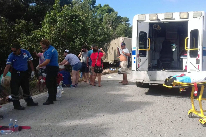 Der Bus transportierte 27 Touristen von den Kreuzfahrtschiffen "Celebrity Equinox" und "Serenade of the Seas", die im Hafen von Mahahual auf der Riviera Maya festgemacht hatten, wie die Reederei Royal Caribbean Cruises über Twitter mitteilte.
