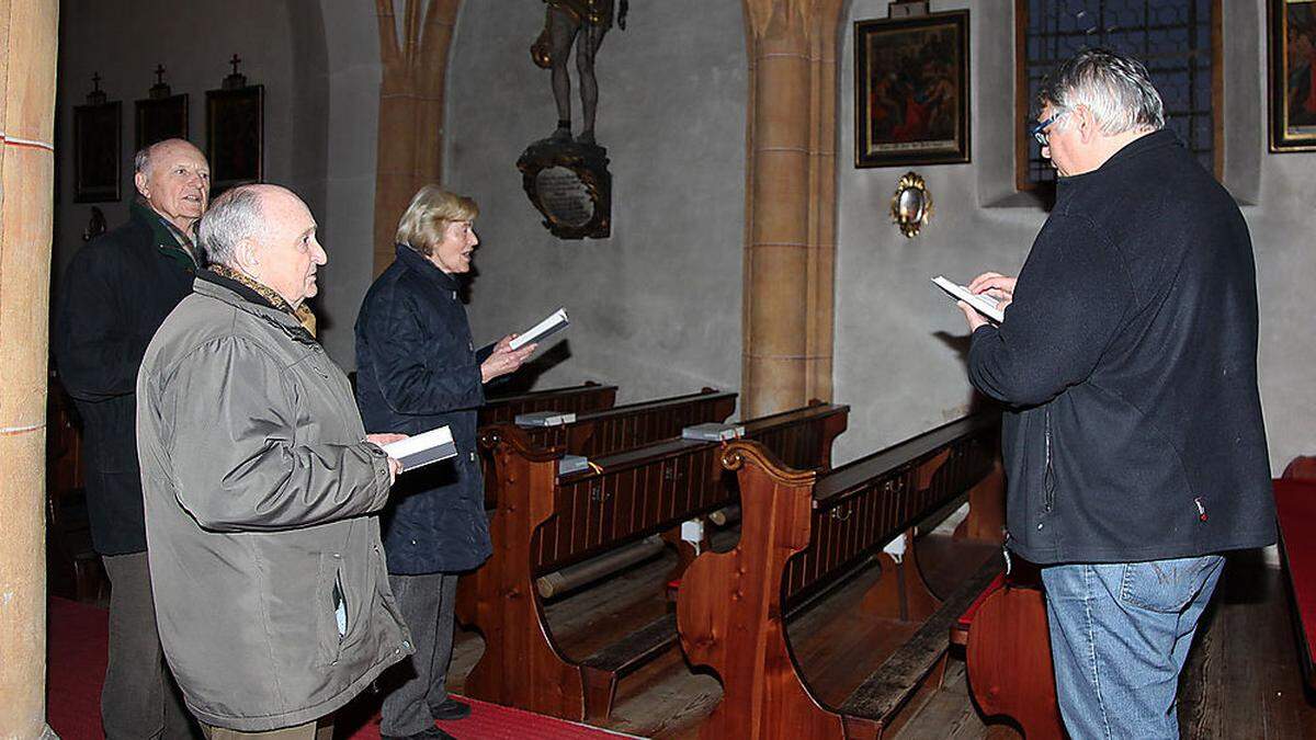 Gebet in der Stadtpfarrkirche Maria im Dorn in Feldkirchen mit Pfarrer Wolfgang Gracher