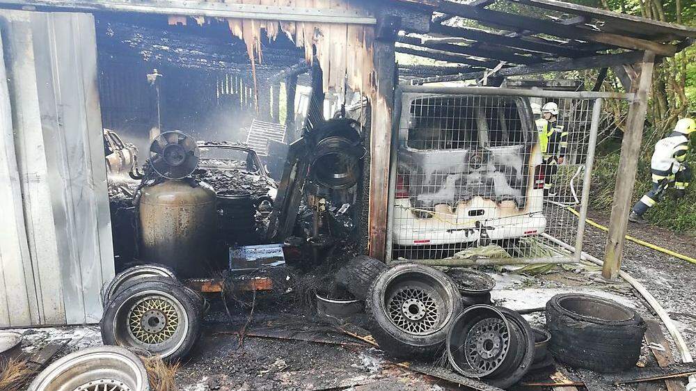 Eine Garage in Laßnitzhöhe brannte am Samstag - fünf Feuerwehren versuchten das Feuer einzudämmen