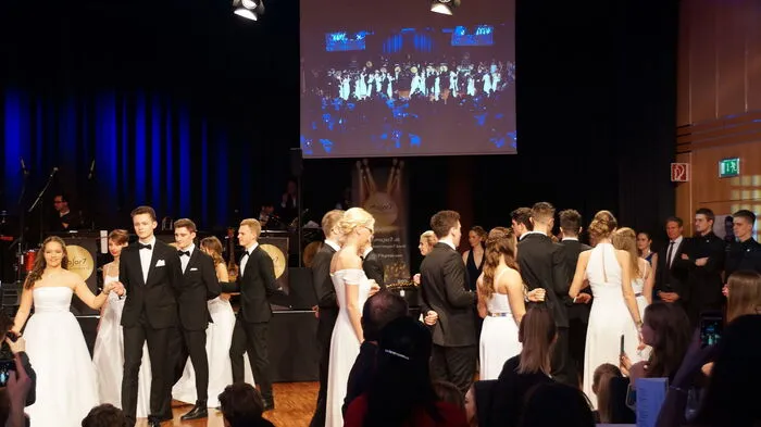Unter dem Motto "Ballcatraz, Ausbruch mit Matura" luden die Maturanten des Klagenfurter Bachmann - Gymnasiums am Freitag im Casineum in Velden zum Ball.