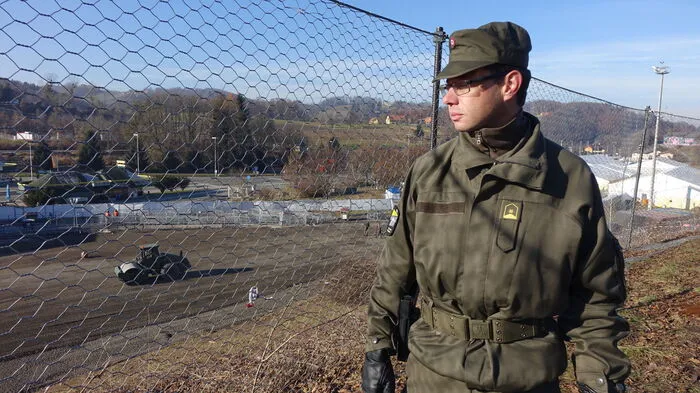 Major Gerhard Trampusch überwacht als Bauleiter die Arbeiten in Spielfeld.