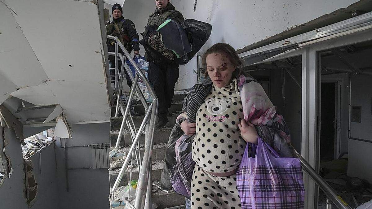 Hochschwanger und verletzt auf der Flucht aus dem bombardierten Krankenhaus - das Bild ging um die Welt