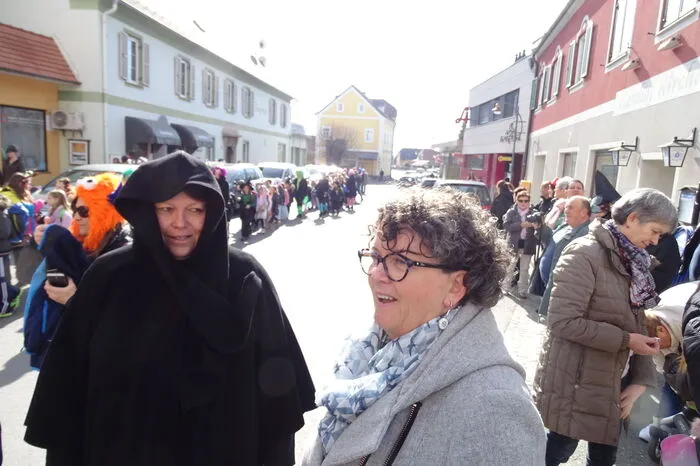 Rund 300 Kinder mit ihren Eltern feierten unter dem Motto "Rock das Weltall" den Fasching.
