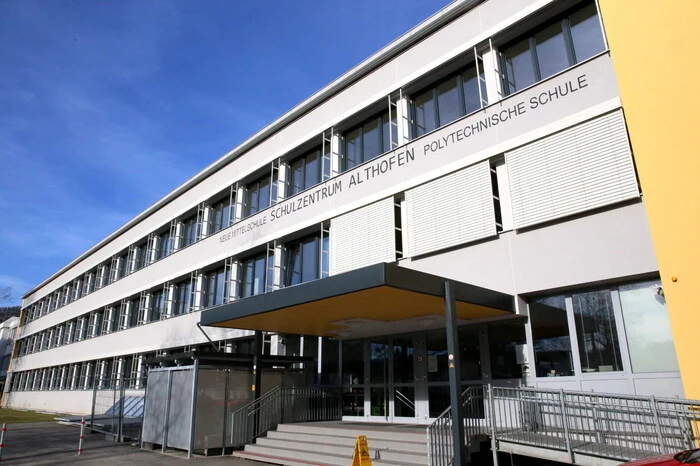 Daneben gab es noch die Fertigstellung des Schulzentrums gebührend zu feiern.