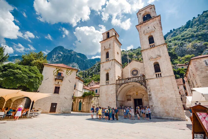 Am Ende der Bucht von Kotor wartet das gleichnamige Städtchen mit einer malerischen Altstadt. Kaffeehäuser laden zum Verweilen und Genießen ein.