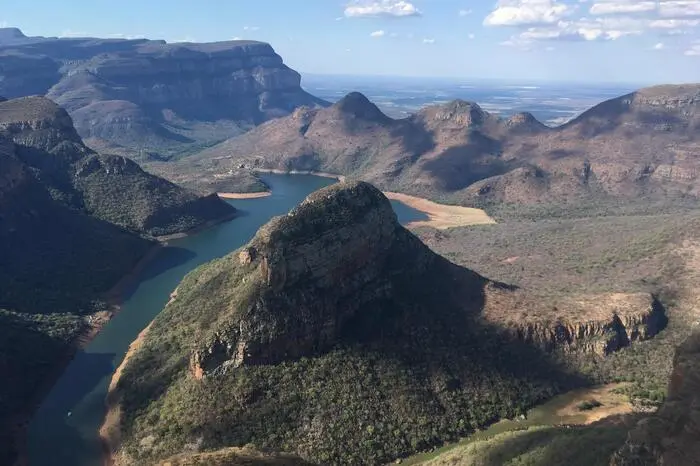 2. Panorama-Route. Schluchten, Wasserfälle, Felsformationen: Die Panorama-Route westlich des Kruger-Nationalparks ist ein Paradies für Landschaftsenthusiasten. Das Herzstück bildet der Blyde River Canyon, eine 26 Kilometer lange und bis zu 800 Meter tiefe Schlucht, an der mehrere Aussichtspunkte besucht werden können.