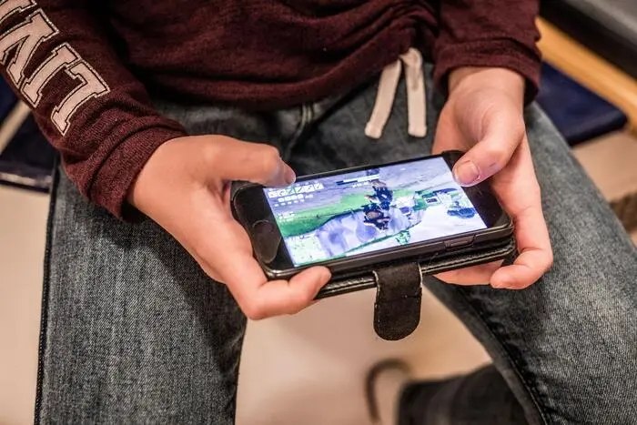 Handy oder Gaming-Sucht ist gerade im Sommer ohne Schulstruktur leicht entfachbar. 