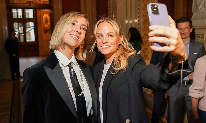 Nadja Bernhard und Mirjam Weichselbraun beim Pressetermin zum Opernball 2023