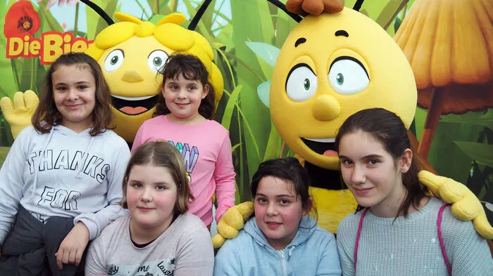 Die Fans der Maja-Filme standen am Samstag Schlange, um im Südpark mit der fleißigen Biene Maja und ihrem Freund, dem faulen Willi, ein Fanfoto machen zu können.