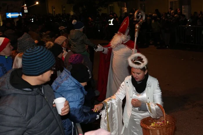 Zum Glück waren auch ein paar freundliche Engel und Weihnachtsmänner vertreten, die Süßigkeiten an die Kinder verteilten.