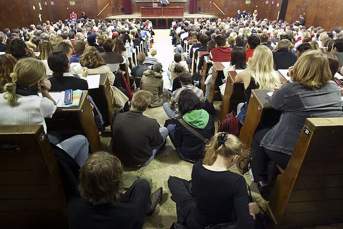 Im Bildungsbereich kommen voraussichtlich im Herbst wieder Studiengebühren für berufstätige Langzeitstudenten. Deren Befreiung war durch den Verfassungsgerichtshof (VfGH) aufgehoben worden, eine mögliche Reparatur ist bisher nicht erfolgt. Für die Einführung allgemeiner Studiengebühren gibt es eine Absichtserklärung von Schwarz-Blau. In den Schulen kommt im Herbst das Autonomiepaket an, die Hauptschule ist Geschichte.