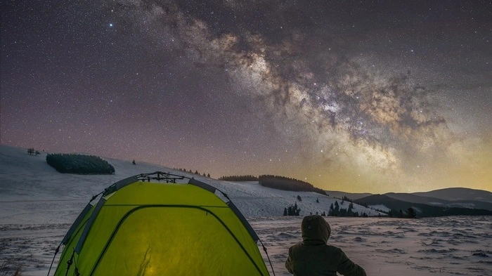 Kalte, klare Winternächte in den Alpen bieten gute Sicht auf den Nachthimmel. Hier im Bild: Michael Kleinburger auf der Sommeralm – mit bestem Blick auf die Milchstraße