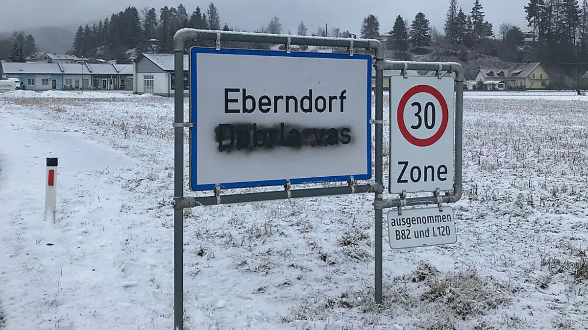 Diese Ortstafel wurde unter anderem mit Sprühlack besprüht