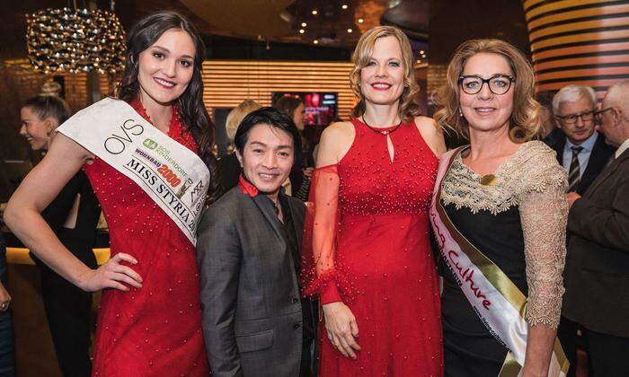 Die Living Culture-Botschafterinnen Justine Bullner (links) und Emese Hunyady (r.) mit La Hong und Monika Wogrolly im Casino Graz