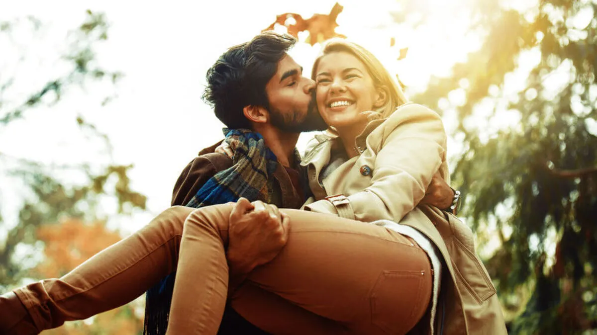 Küssen ist im Moment doppelt gesund: Es macht glücklich und stärkt durch den Austausch von Bakterien das Immunsystem. 