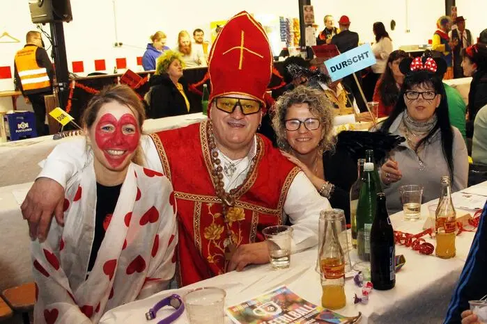 Viele Besucher in aufwendig gestalteten Kostümen erschienen beim bunten Fest.