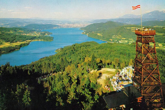 1948 begann der Bau der Straße, 1950 wurde der erste Aussichtsturm eröffnet. Er war aus Holz und 22 Meter hoch.