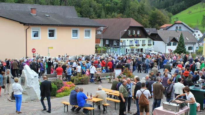 Hunderte Besucher kamen am Dienstag, dem 20. September, nach Kainach, um die Lipizzaner-Stuten im Rahmen des Almabtriebes zu begrüßen.