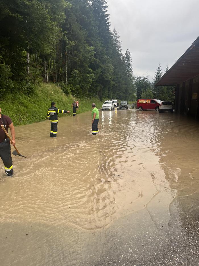 Starker Regen verursachte bei der Zufahrt zur Loserstraße Überflutungen