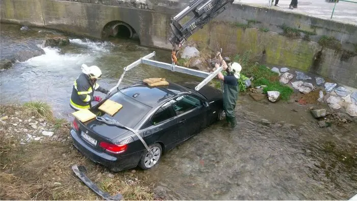 Die Stadtfeuerwehr Weiz wurde Samstagfrüh kurz nach halb sieben zu einem Einsatz gerufen: Auf der B64 war es in Naas, auf Höhe Affental, zu einem Unfall gekommen.