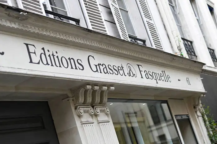 Nachdem Bolloré den Chef des Traditionsverlags Grasset feuerte, verließen aus Protest 170 namhafte Autoren den Verlag 