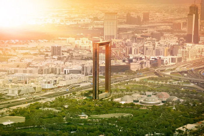 Der goldene Rahmen "Dubai Frame" will den Blick auf das alte und das neue Dubai richten und einen Bogen zwischen Vergangenheit und Zukunft schlagen. Dafür steht eine über 90 Meter lange Brücke zwischen den zwei rund 150 Meter hohen Türmen. Mutige wandeln über deren Glasboden.