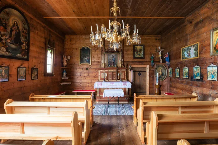 Ein kleines Kirchlein, wie in den Felsen gehauen. Daneben eine Quelle, um die sich viele Mythen ranken. Und das alles eingebettet in die Hänge des Hochlantsch: Das ist der Kraftort Schüsserlbrunn.