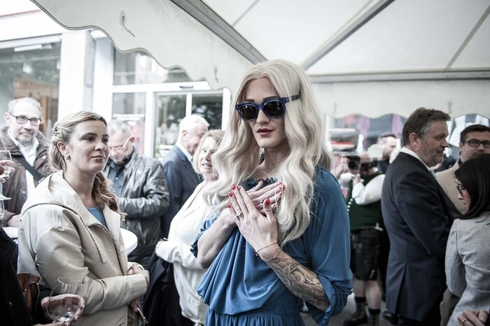 Die Models waren unter anderem: Dragqueen Gloria Hole ...