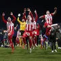 Die GAK-Spieler bejubeln den Aufstieg mit ihren Fans