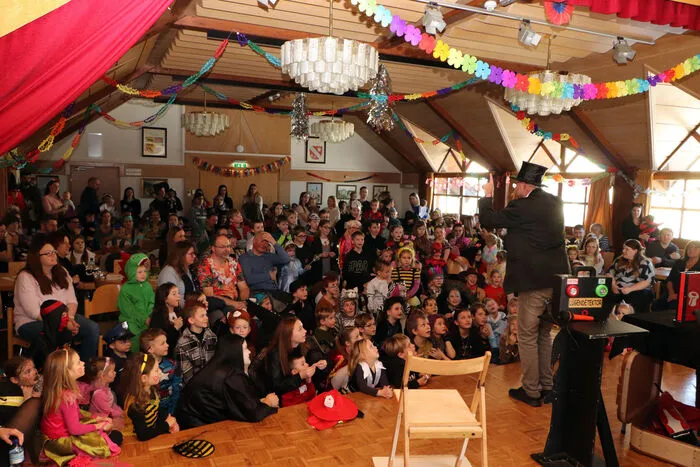 Die zahlreichen Besucher (davon 134 Kinder!), ob groß und klein hatten viel Spaß an der Zaubershow von "MAGIC ZUZE"!
