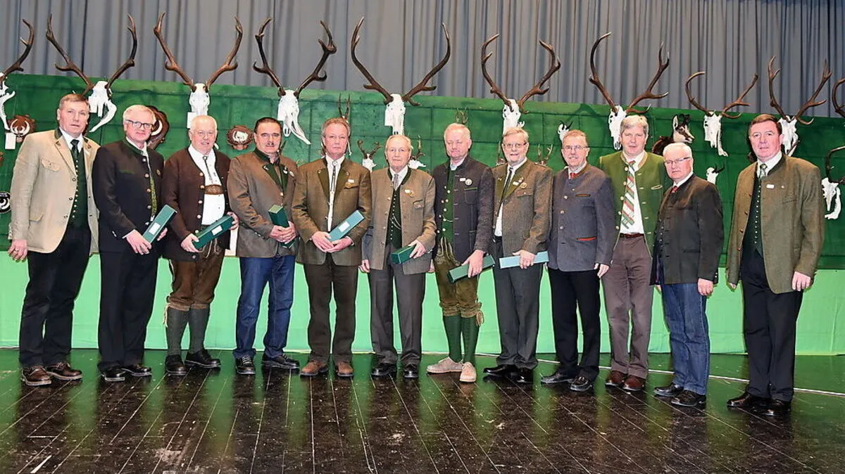 Ehrengäste und Geehrte beim Bezirksjägertag