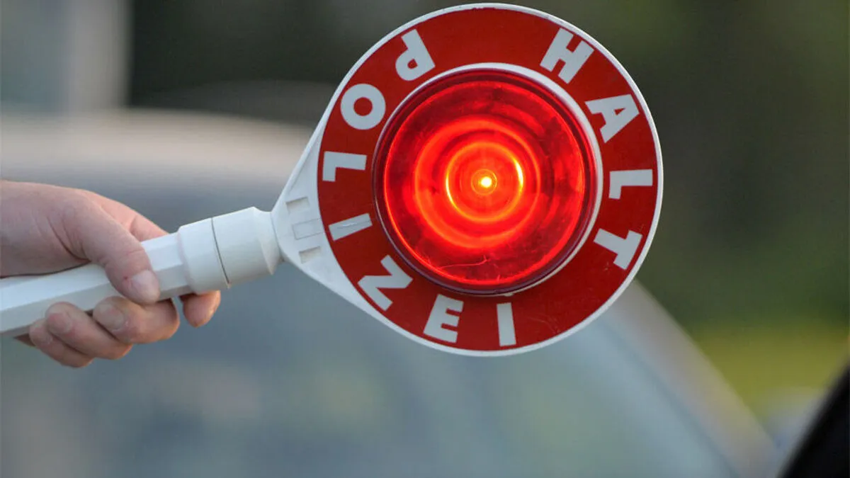 Er hat die erlaubte Geschwindigkeit somit, abzüglich der Toleranz von 7 km/h,  um 101 km/h überschritten", heißt es im Polizeibericht