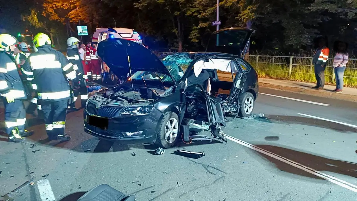 Lenker mussten aus Pkw geborgen werden.